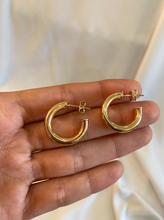 Carregar imagem no visualizador da galeria, Mais vendidos! Brincos de argola folheados a ouro para o dia a dia
